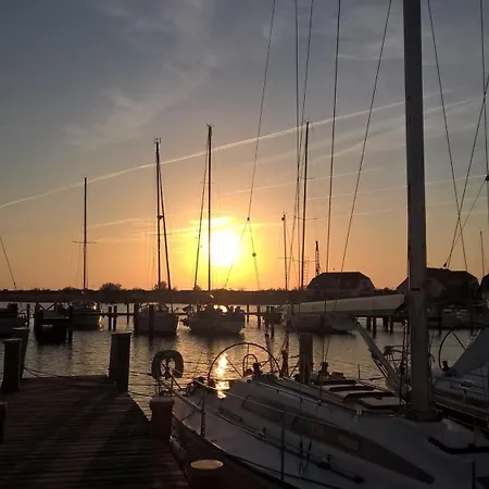 Reethaus Strandgut - Geraeumiges Fh, 5 Schlafzimmer, Sauna Und 3 Terrassen, Balkon Prázdninový dům Rerik